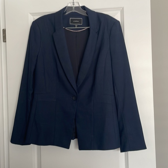 Le Chateau Navy Suit - Picture 2 of 9
